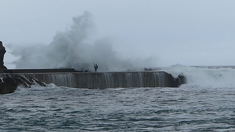 Aún en la superficie. El accidentado trata de huir con la ola detrás.