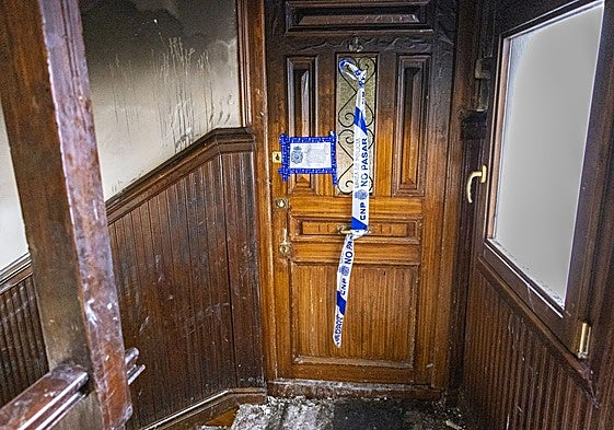 Puerta de acceso a la vivienda en las que se originó el fuego.