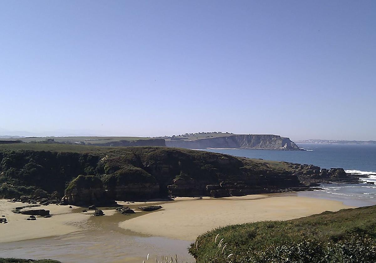 La playa de Galizano cumple una semana cerrada por el brote de gastroenteritis