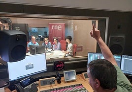 Estudios de Radio Nacional de España en Cantabria durante un programa en directo.