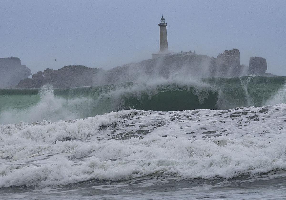El huracán Erin se deja sentir con un impresionante oleaje en Cantabria