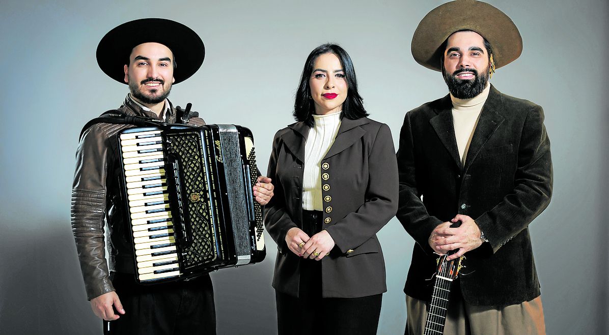 El Trío mezcla lo indígena guaraní y los antiguos cantos ibéricos a través de la nueva música gaucha brasileña.