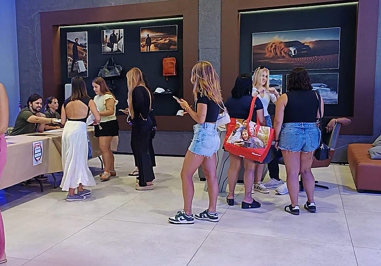 Interior de Omoda durante la recogida de pulseras