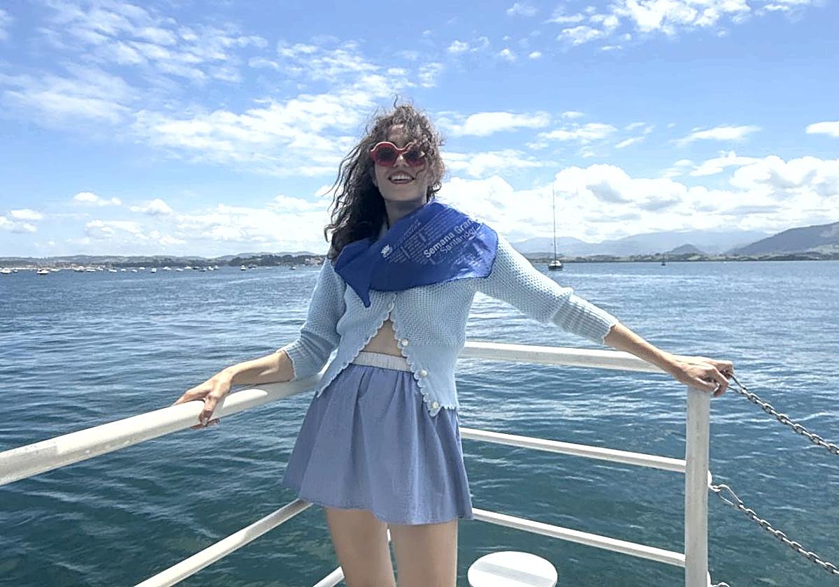 Teresa Gareche frente a la bahía de Santander.