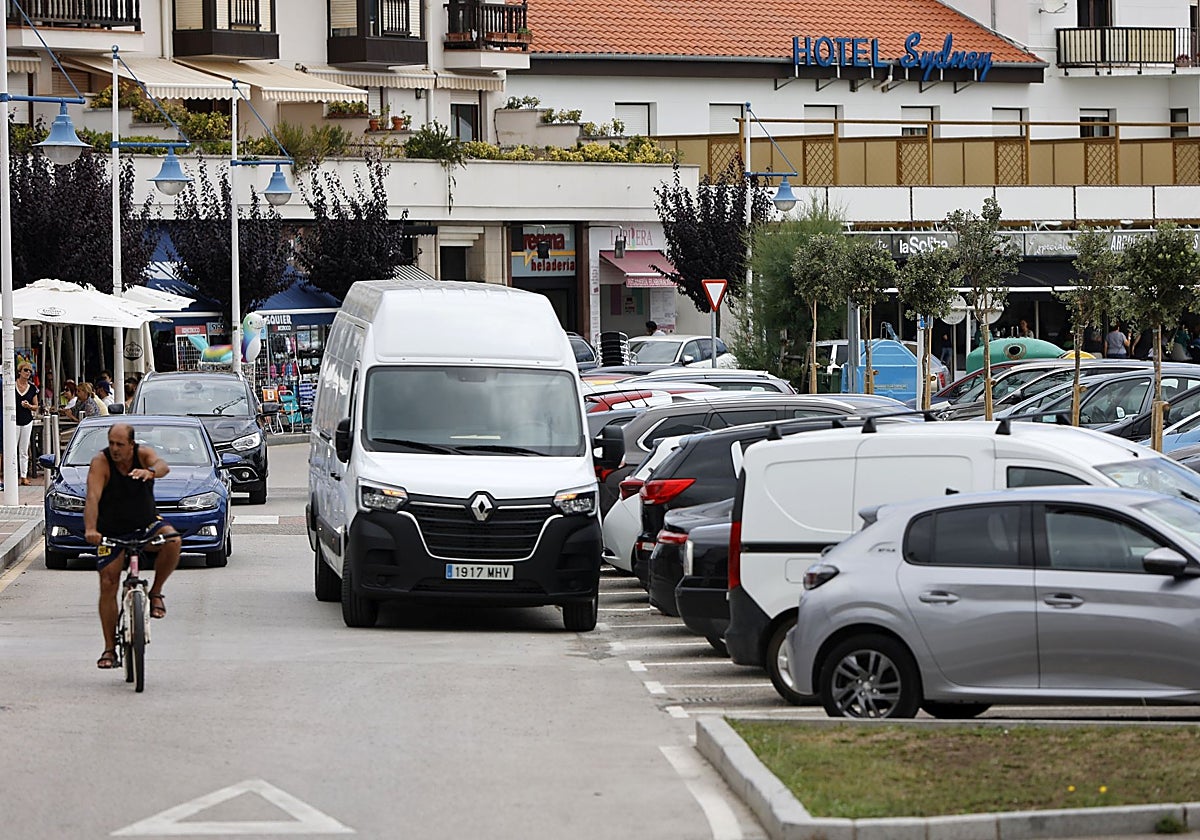 Aparcamiento en Suances cercano a la zona de la playa abarrotado de vehículos.
