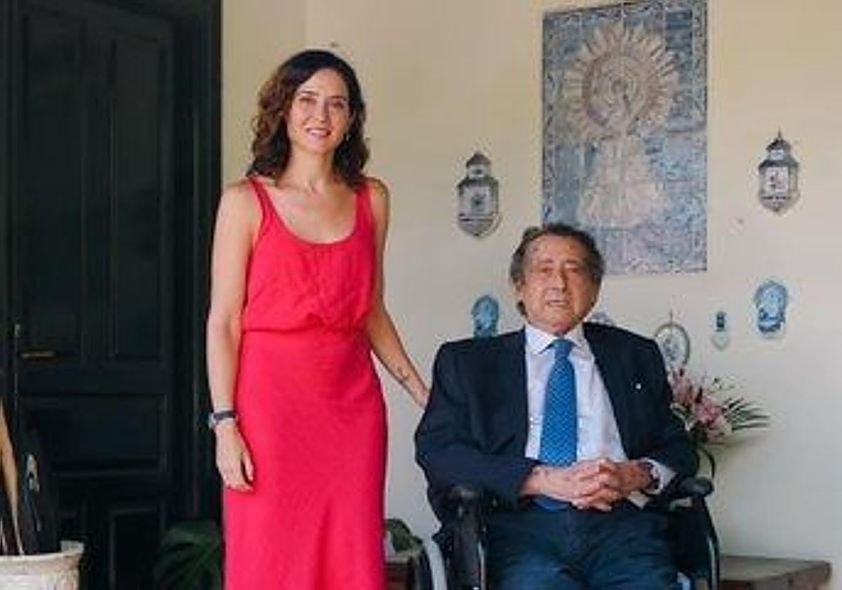 Tras la entrega del galardón, Díaz Ayuso y Ussía posaron para guardar una foto de recuerdo