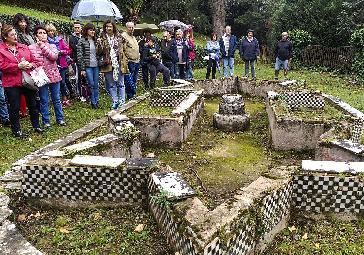 Visitantes en la zona exterior del castillo de Ocharán.