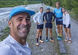 El equipo, con Pablo Criado, entrenando en Val Veny.