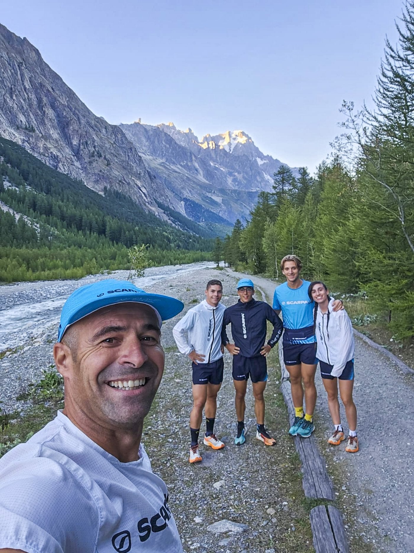 El equipo, con Pablo Criado, entrenando en Val Veny.