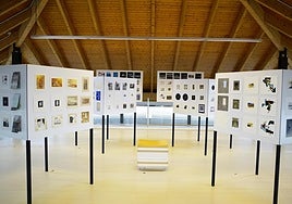 Imagen del montaje destinado al espacio central expositivo del Faro Cabo Mayor, que albergará desde el martes la muestra de Miniprint.