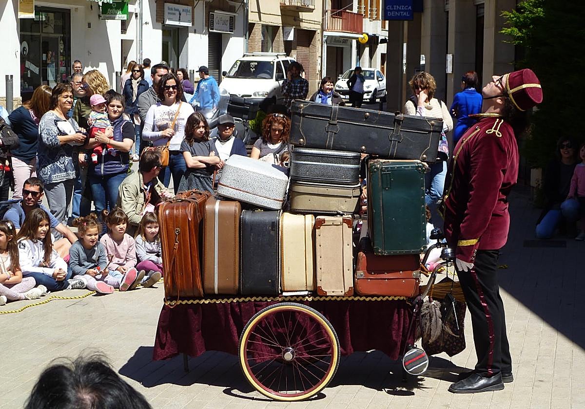Karlus recorrerá estas localidades vestido botones y cargado de maletas 'mágicas'.