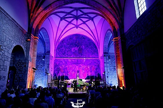 El FIS ha mejorado las condiciones de los conciertos desde el año pasado, con colocación de tarimo e iluminación ambiental