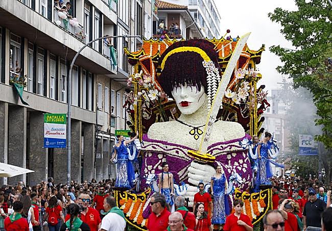 Un año más, las carrozas de la fiesta pejina impresionaron al numeroso público.
