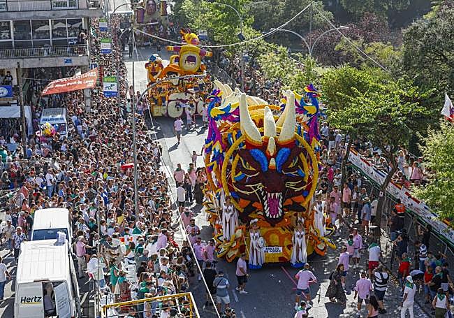 La Batalla de Flores atrajo un año más a miles de visitantes al municipio cántabro.