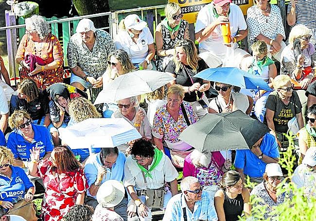 Los paraguas primero sirvieron para el sol y terminaron resguardando al público de la lluvia.