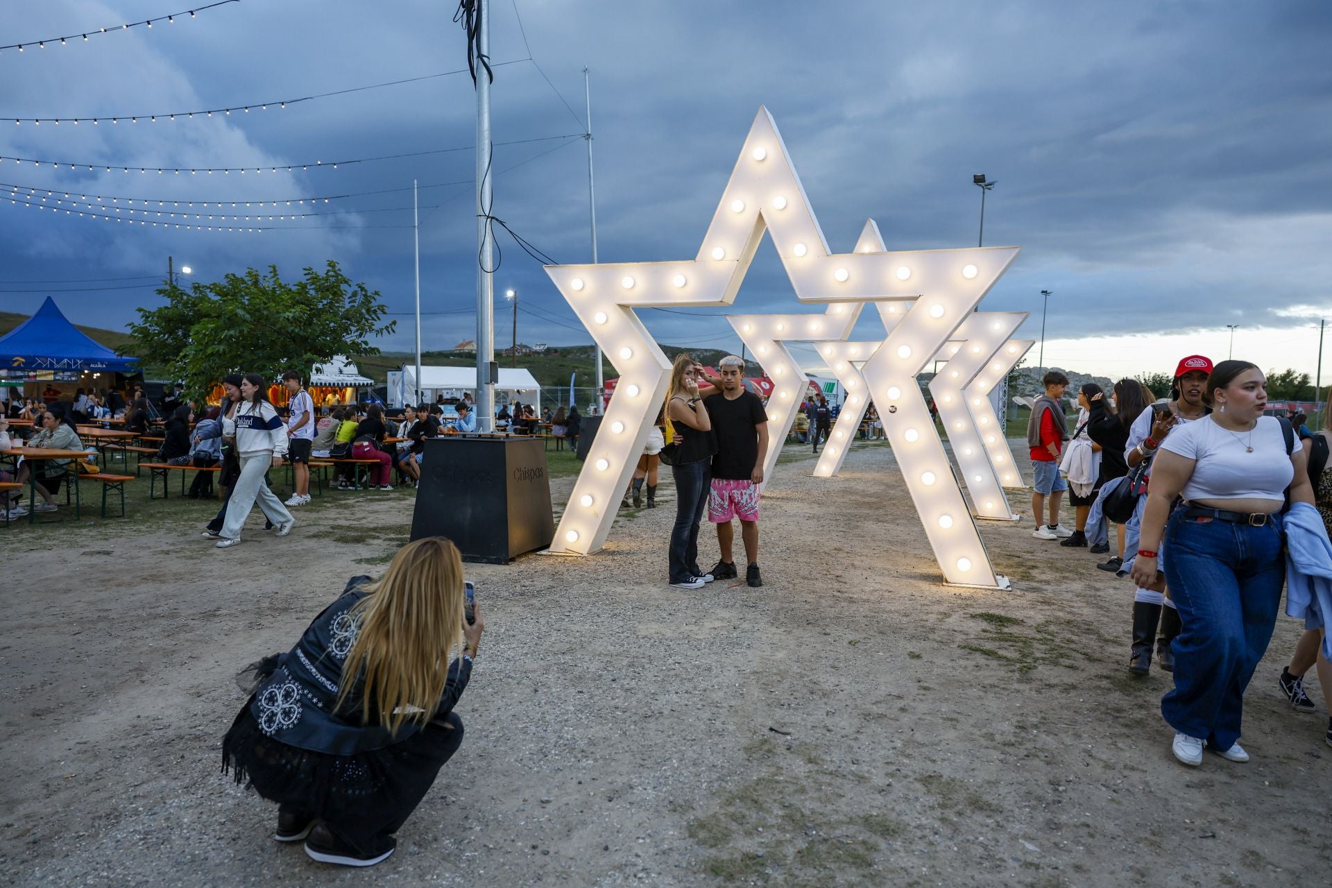 Una pareja se toma una foto con las decoraciones del festival.