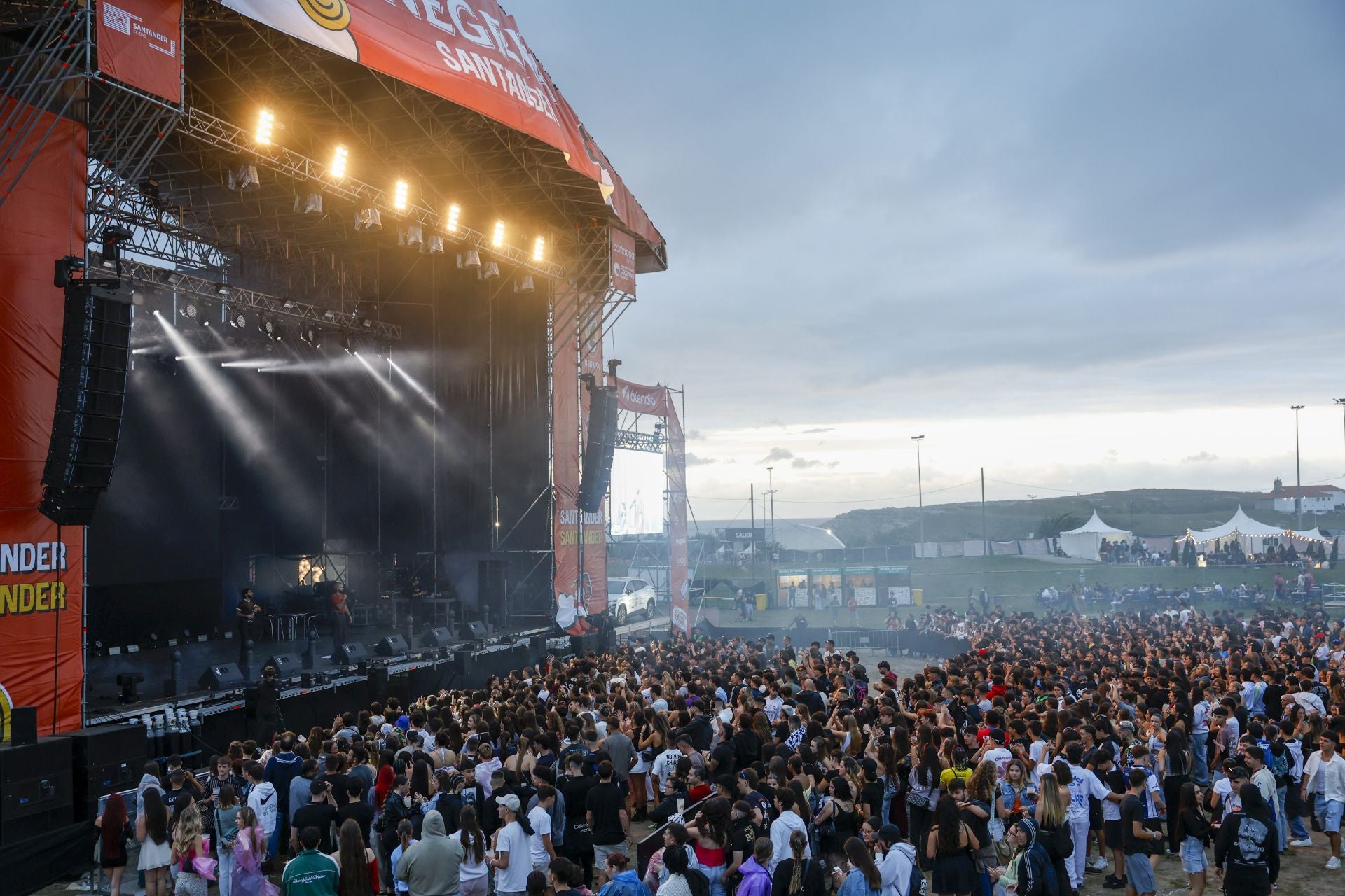 La multitud se concentra al pie del escenario para disfrutar del espectáculo.