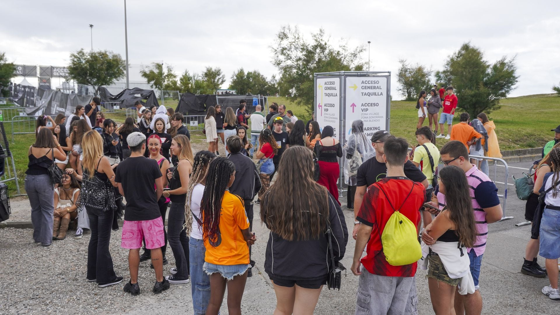 Fila antes del inicio del festival.