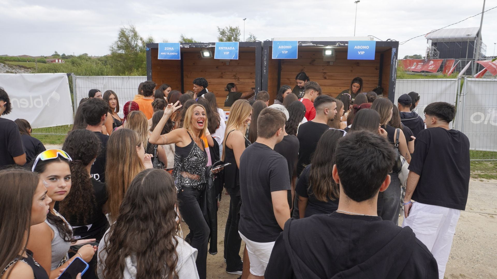 Los primeros asistentes que consiguen su pulsera de entrada al festival.