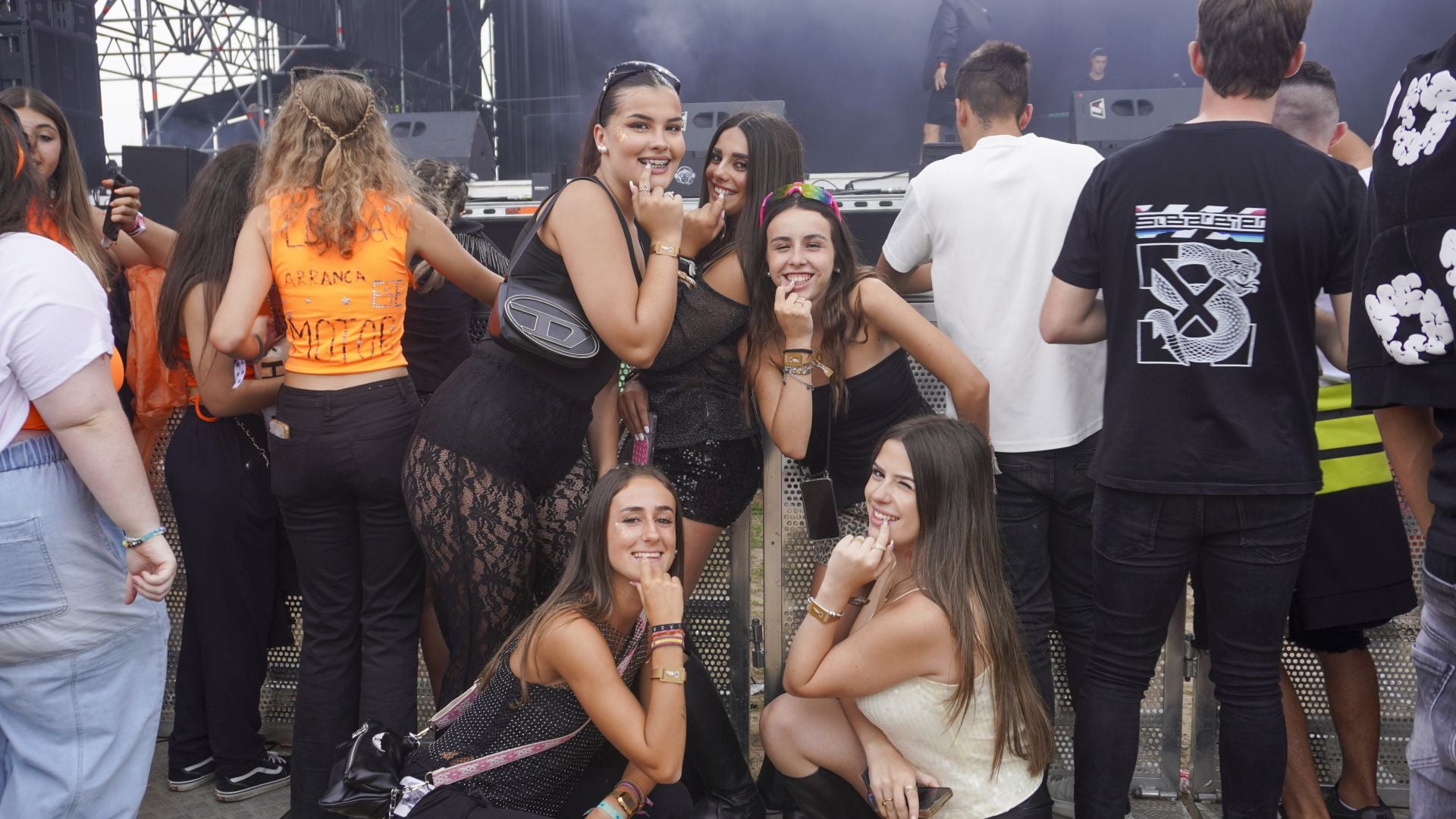 Grupo de amigas posan durante el show de Argu DJ.