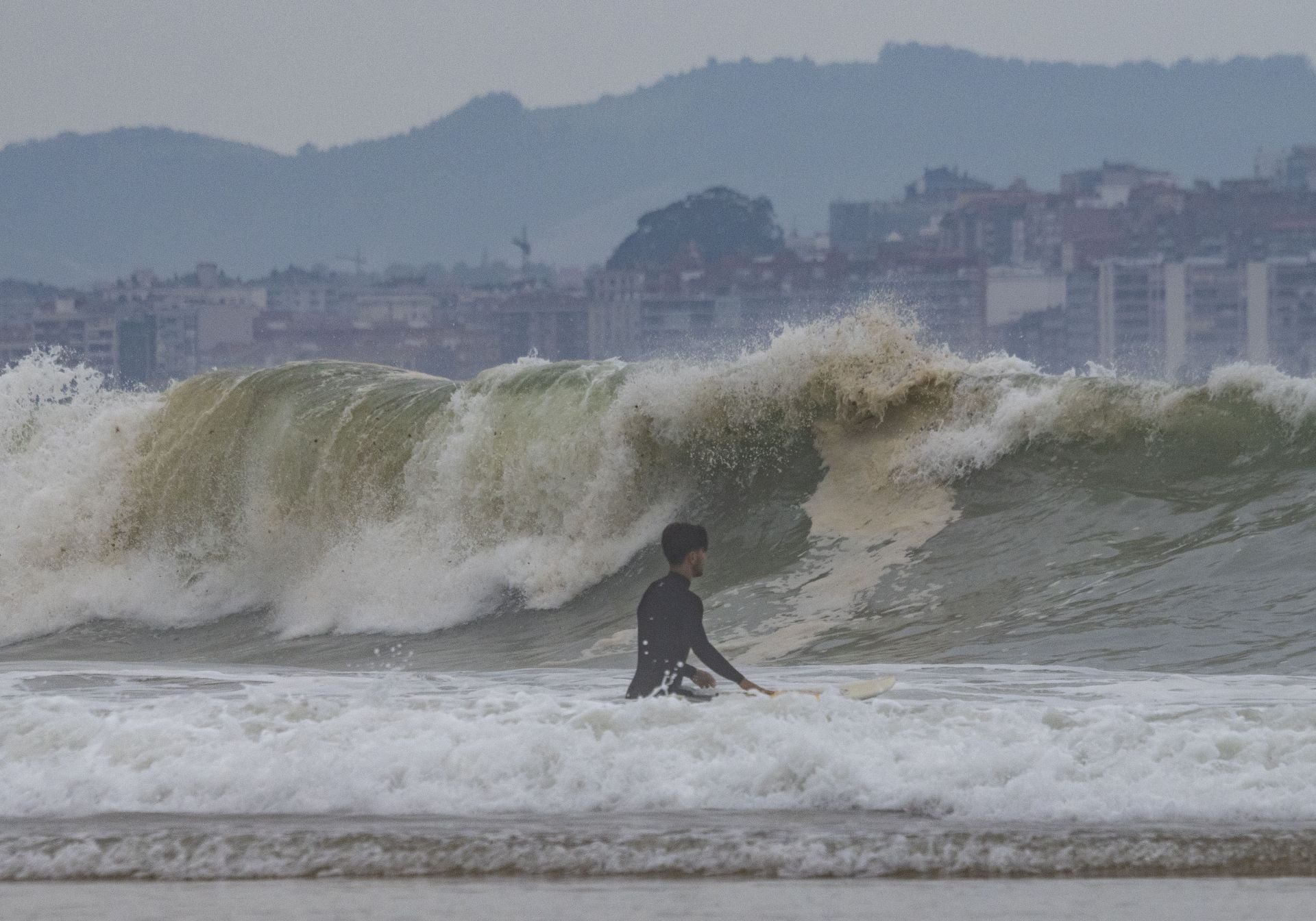 El huracán Erin se deja sentir con un impresionante oleaje en Cantabria