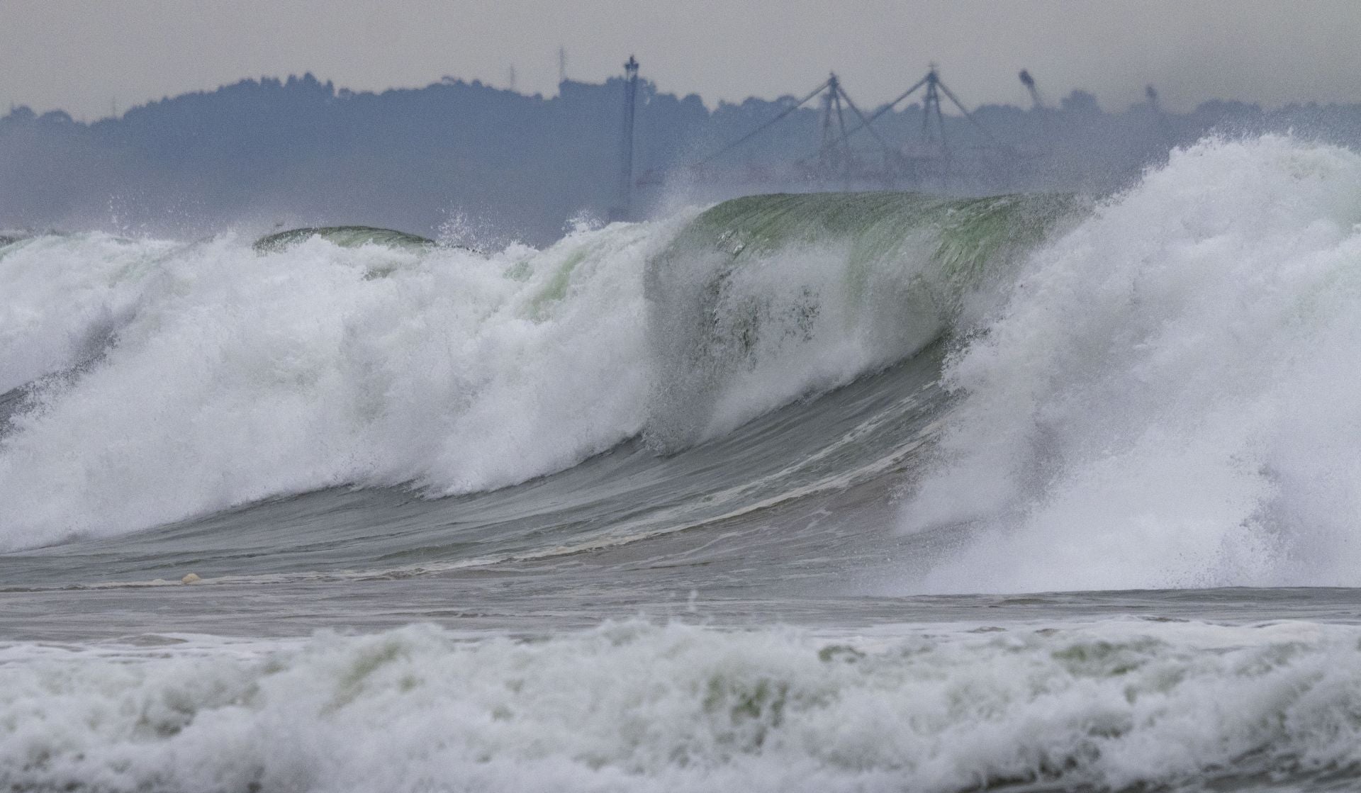 El huracán Erin se deja sentir con un impresionante oleaje en Cantabria