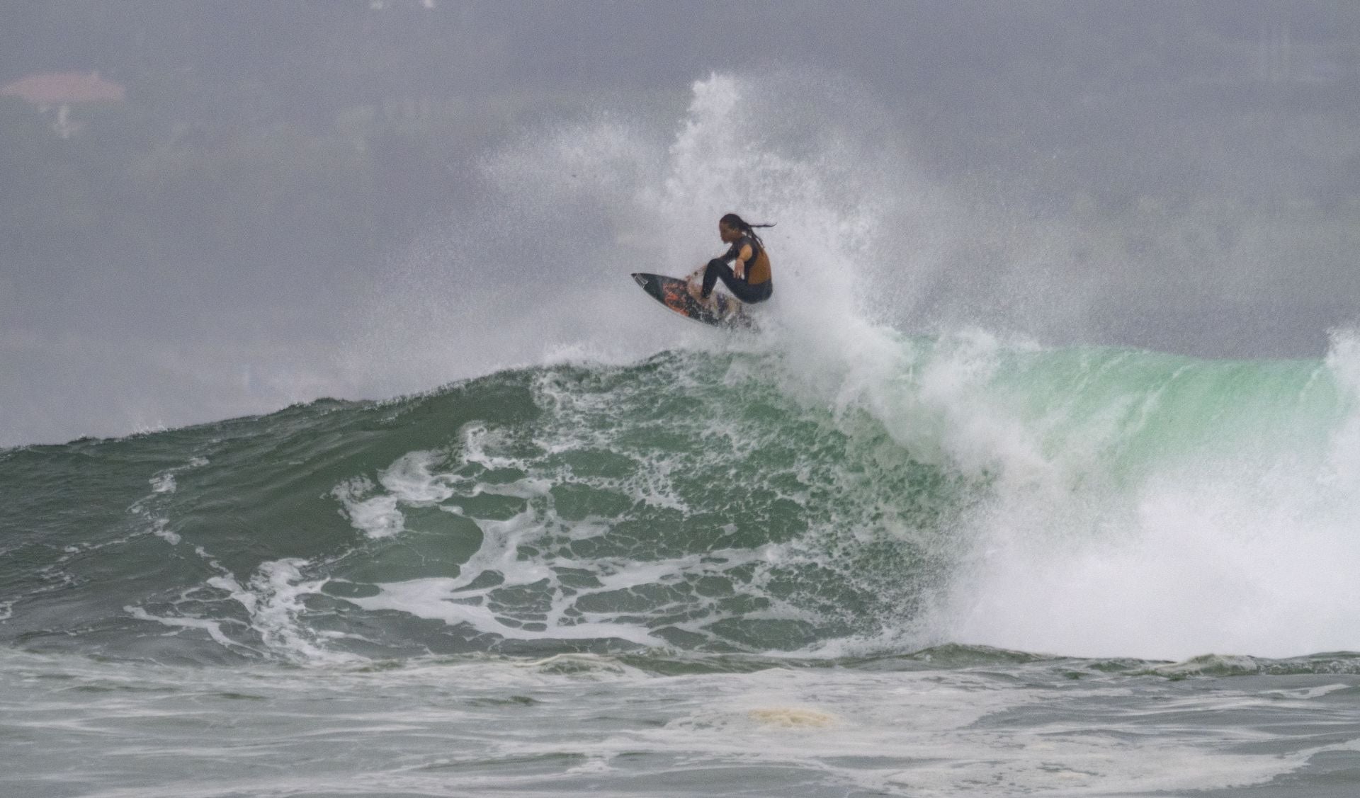 El huracán Erin se deja sentir con un impresionante oleaje en Cantabria