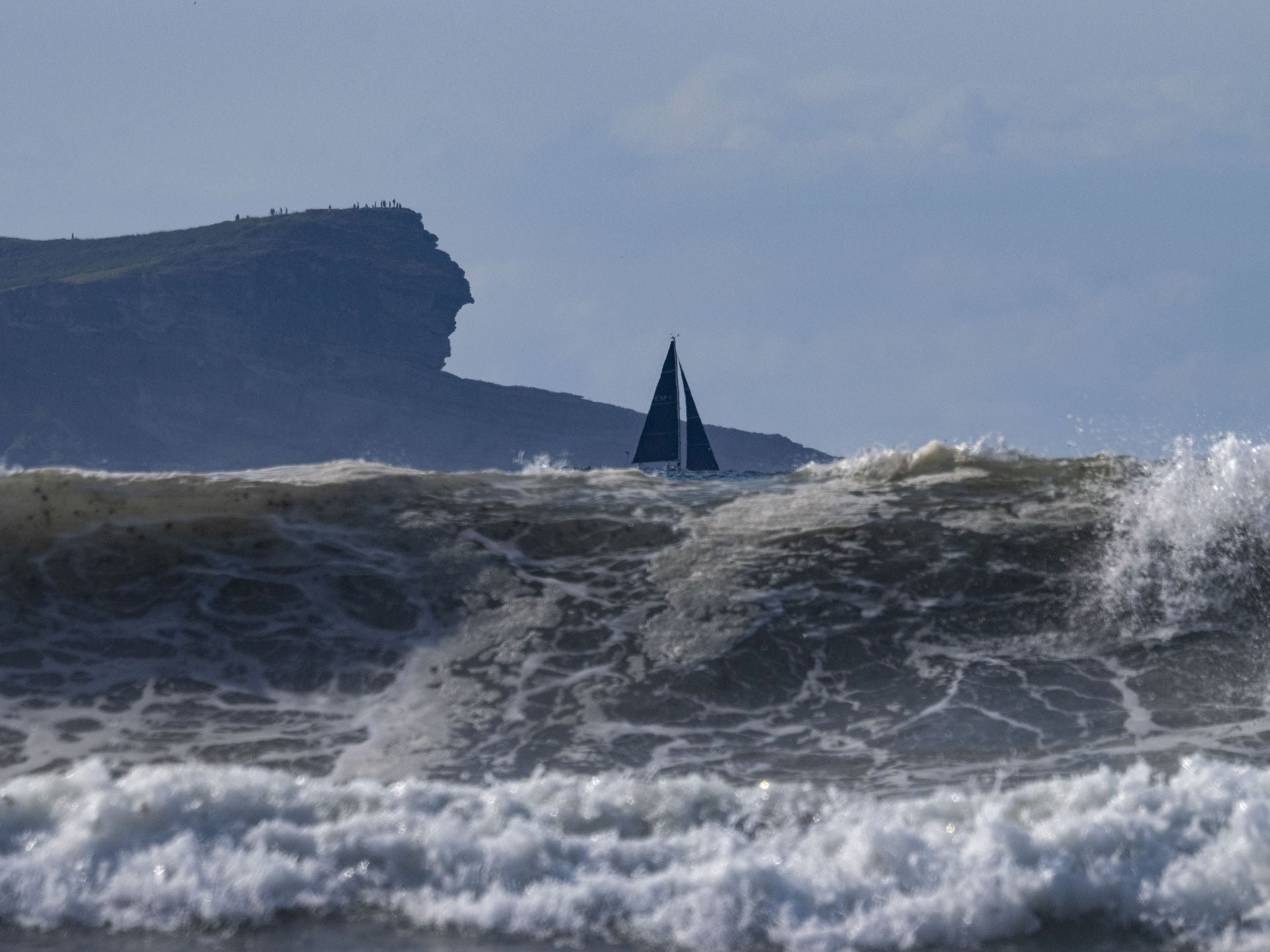 El huracán Erin se deja sentir con un impresionante oleaje en Cantabria