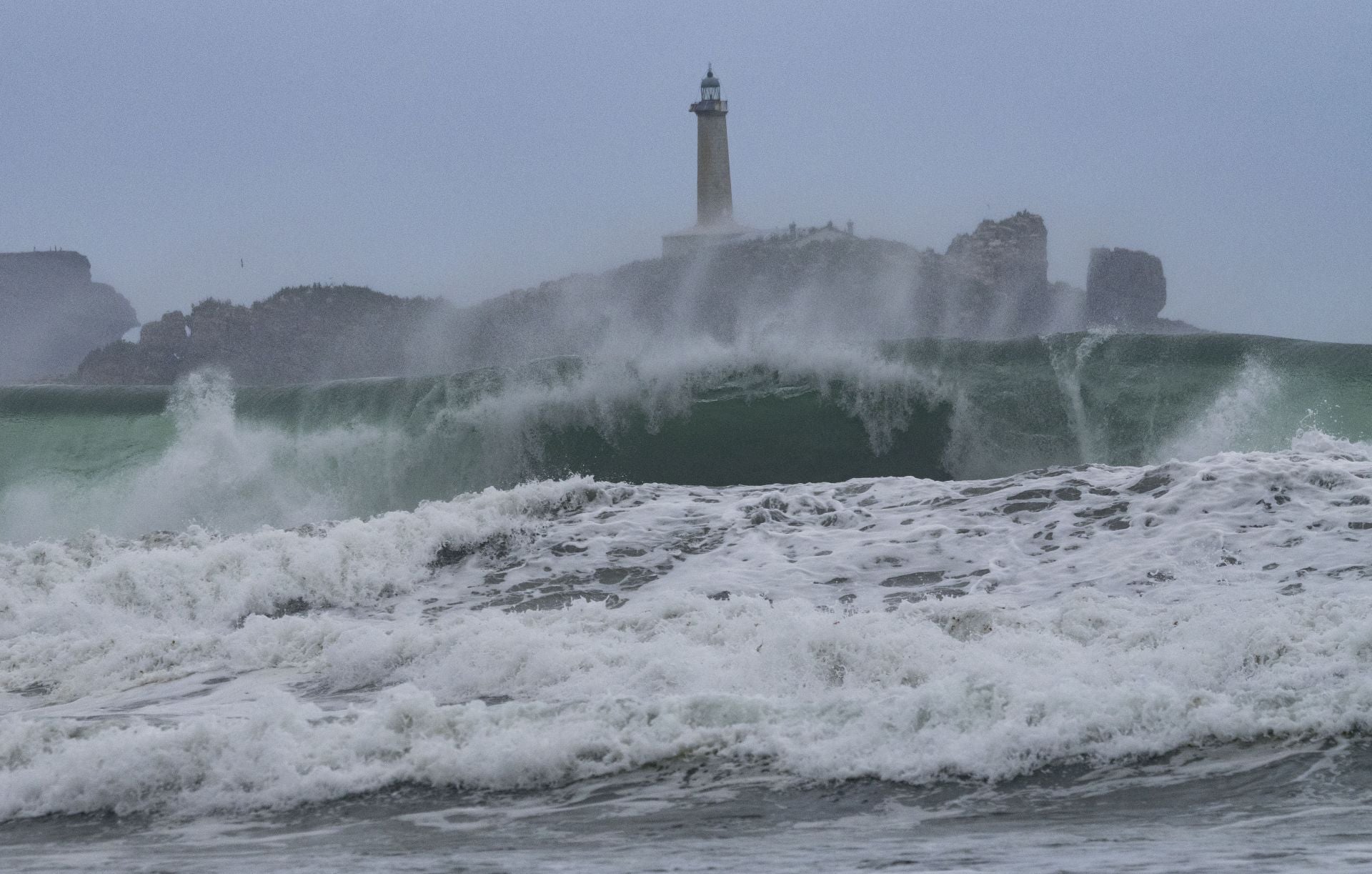 El huracán Erin se deja sentir con un impresionante oleaje en Cantabria