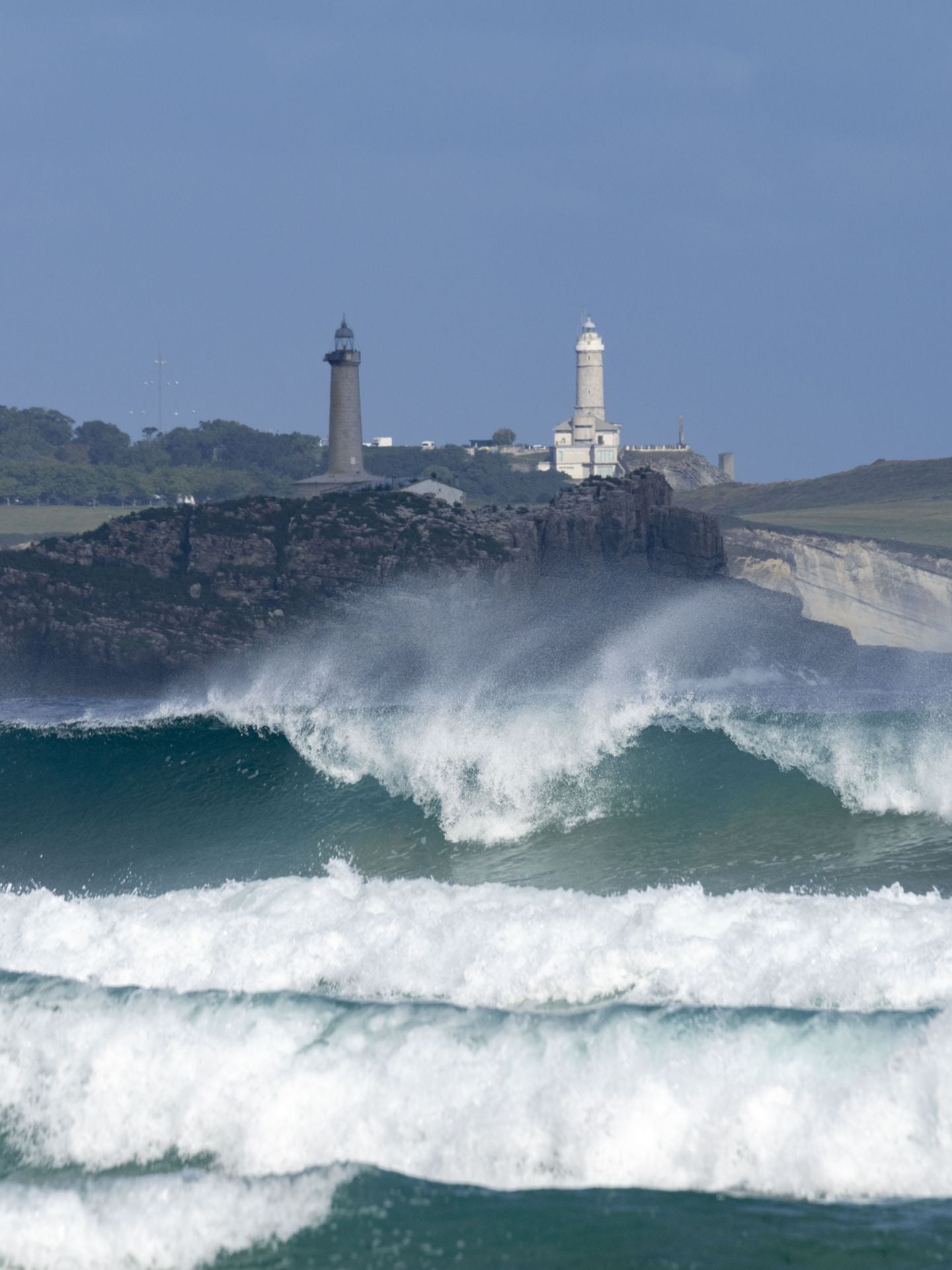 El huracán Erin se deja sentir con un impresionante oleaje en Cantabria