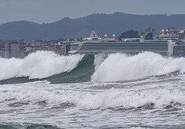 El huracán Erin se deja sentir con un impresionante oleaje en Cantabria