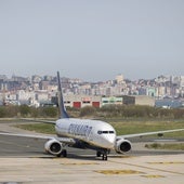Avión de la compañía en el aeropuerto Seve Ballesteros.