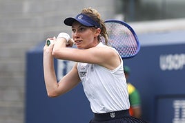 Bucsa devuelve una bola con su revés en el partido ante Mertens.