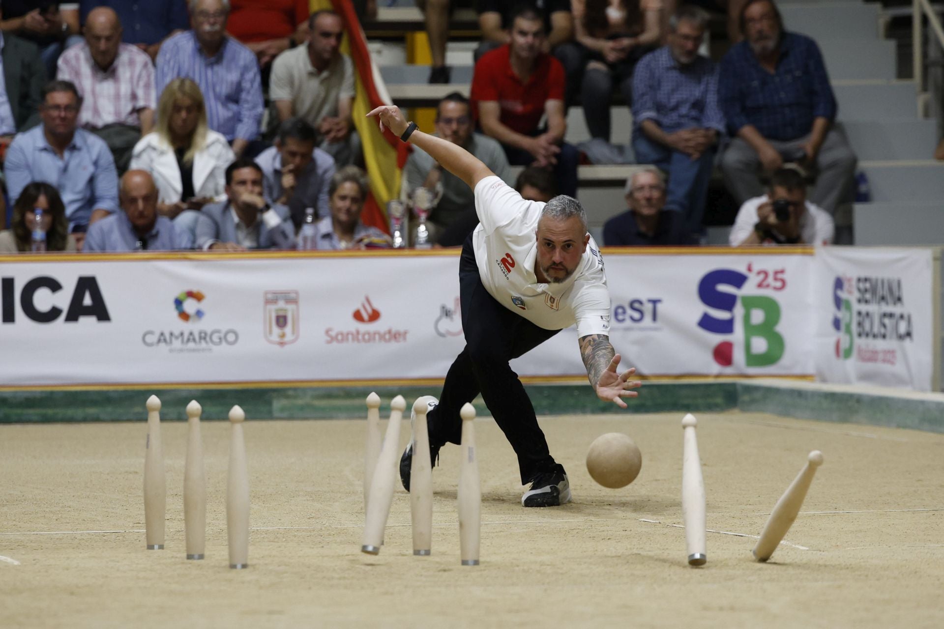 Carlos García, subcampeón, durante un birle.