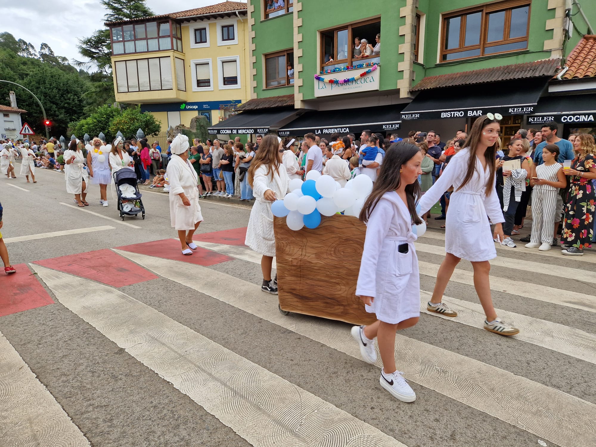 El desfile de carrozas de Novales, en imágenes. Una jornada de humor y diversión para vecinos y visitantes.