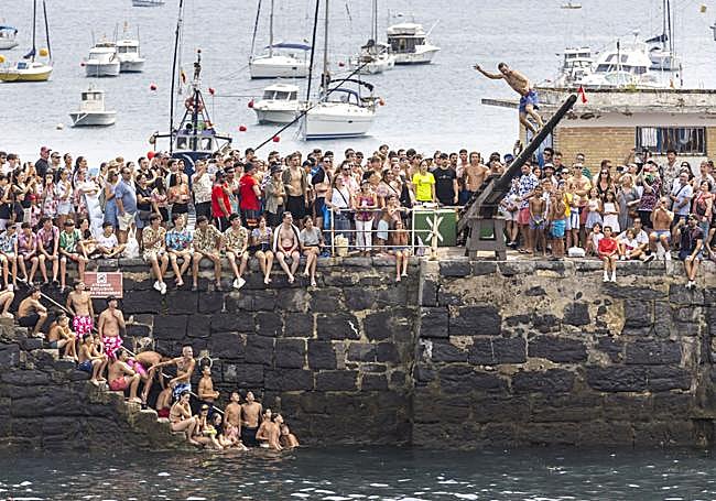 Fiesta de la cucaña en el muelle de Castro Urdiales.