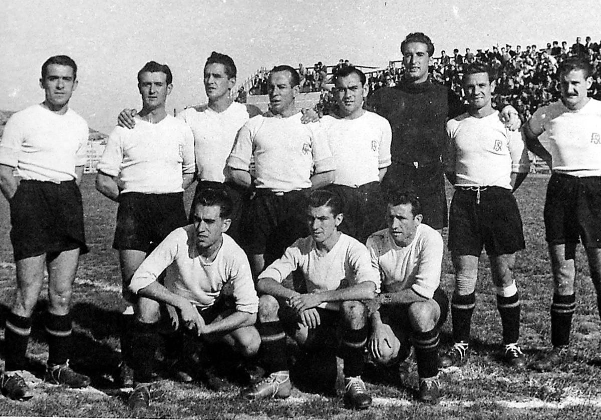 Alineación racinguista que jugó en Ceuta en 1944. Garín, Modesto, Suárez,Álvarez, Casamichana, Caller, Felipe y Pombo. Agachados: Saras, Orizaola y Llona.