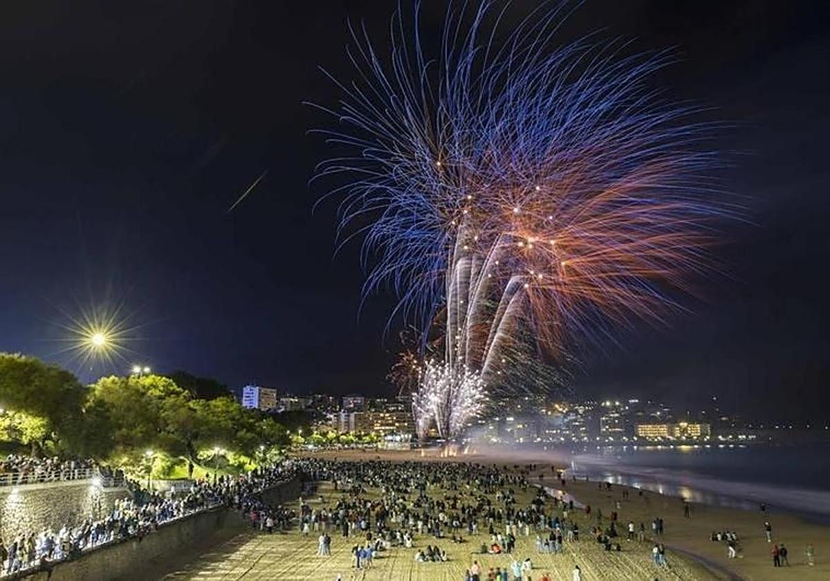 Fuegos artificiales tal día como hoy, hace un año, en Santander.