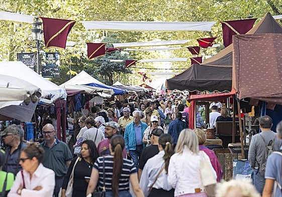 La Alameda de Oviedo de Santander, a rebosar de curiosos con ganas de disfrutar del mercado.