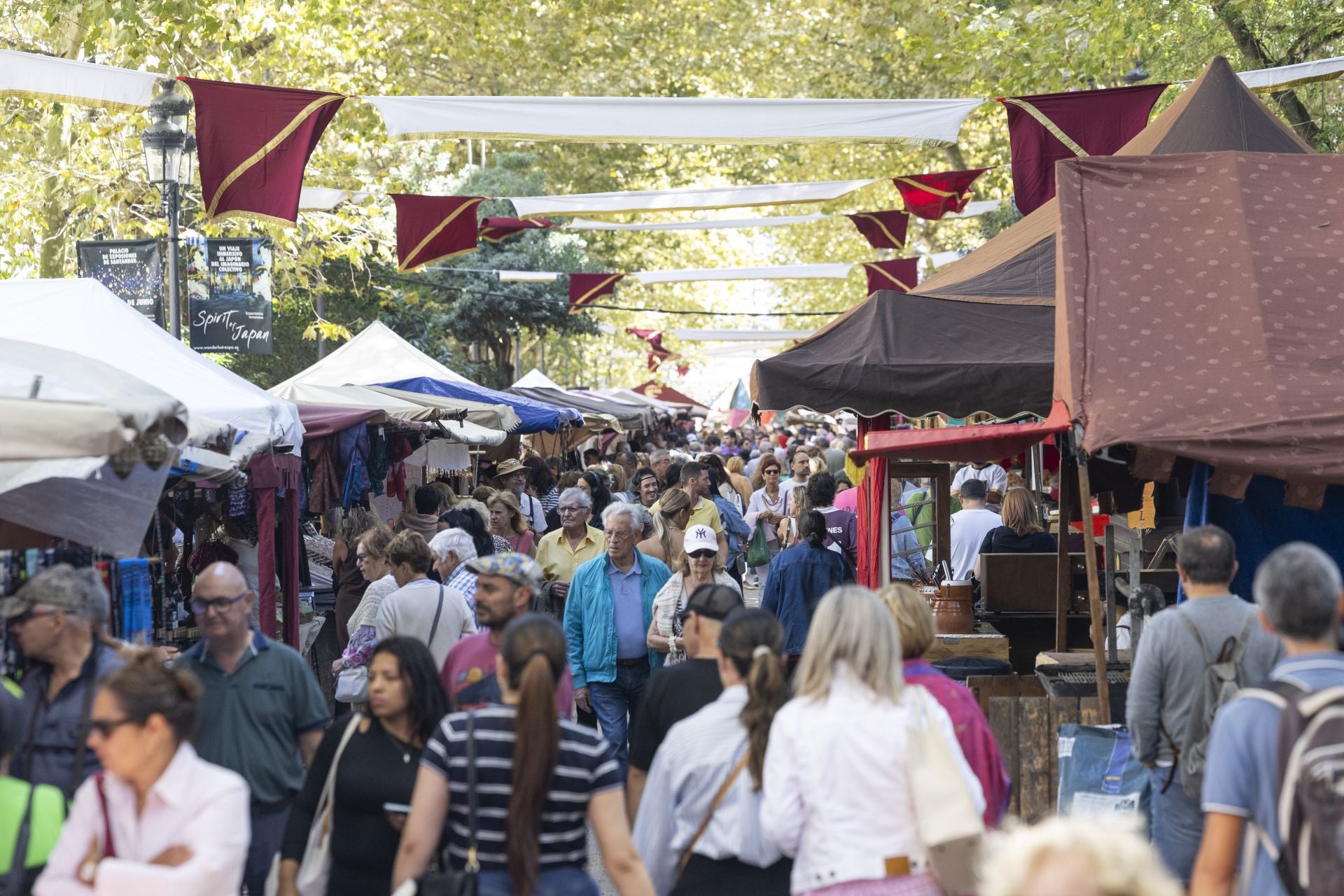 La Alameda de Oviedo de Santander, a rebosar de curiosos con ganas de disfrutar del mercado.