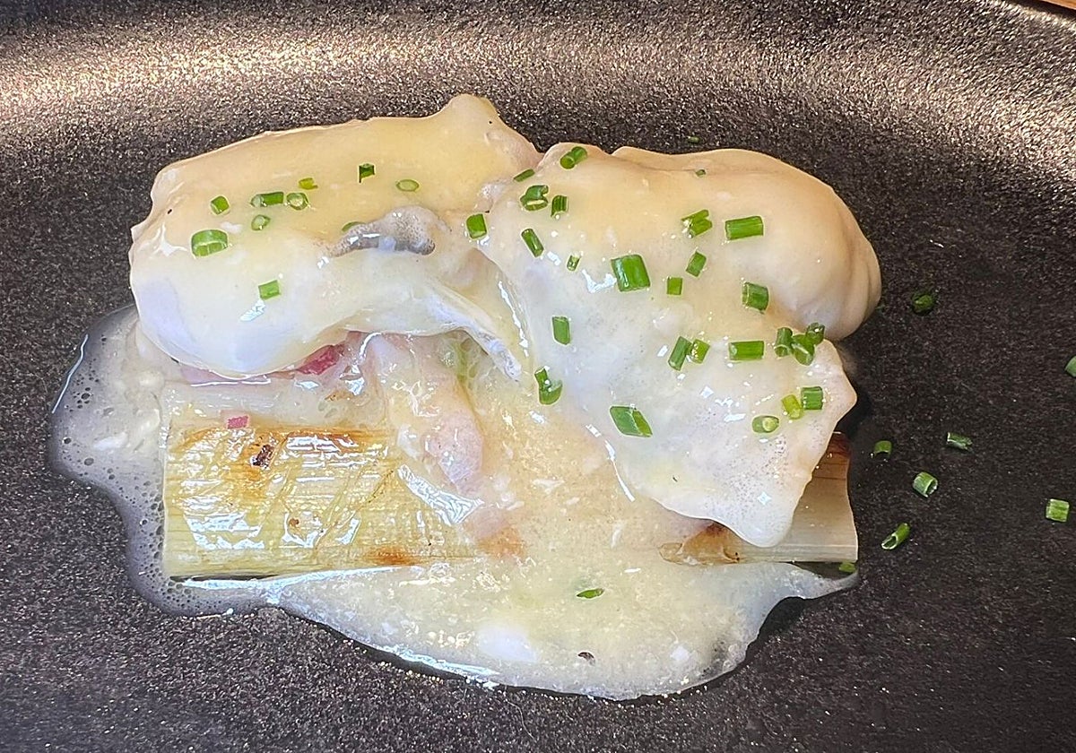 Puerro confitado elaborado a la brasa, con pico de gallo y cocochas de bacalao al pil pil.