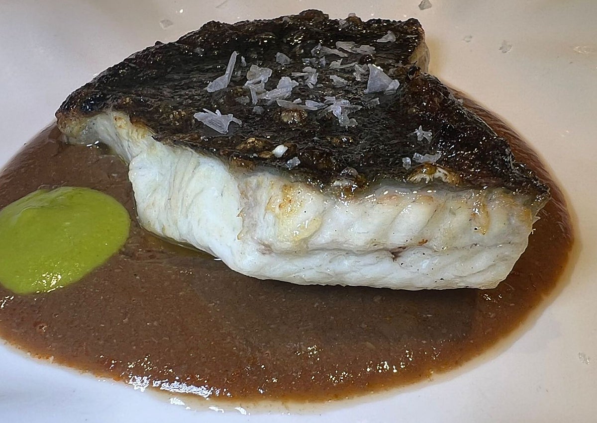 Imagen secundaria 1 - Tartar de bonito y ajoblanco, rodaballo a la brasa y fresas de Galizano con espuma de mascarpone. 