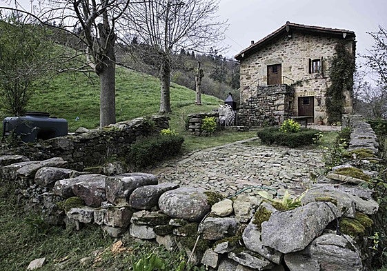 Cabaña pasiega rehabilitada en el barrio de La Lastra.