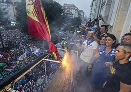 Santiago. Momento del lanzamiento del chupinazo desde el Ayuntamiento.