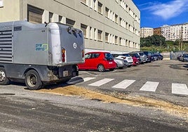 Una de las máquinas de limpieza de Santander, parada a mediodía al final de la calle Castilla.