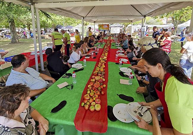 Miembros del jurado proceden a la cata de tomates.