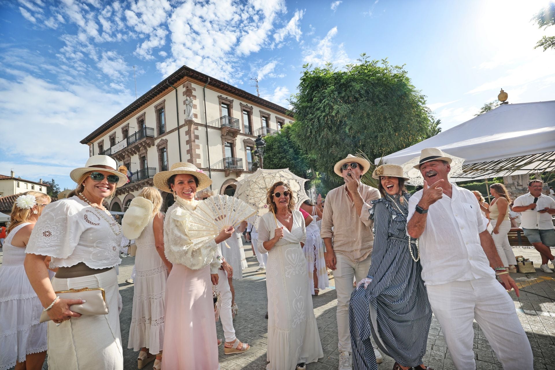 Personajes participantes en el desfile del Día del Indiano en Comillas