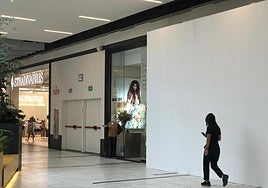 A la derecha de la imagen, el local cerrado que ocupó Zara Home en Valle Real y que se dividirá a partir de ahora en dos tiendas.