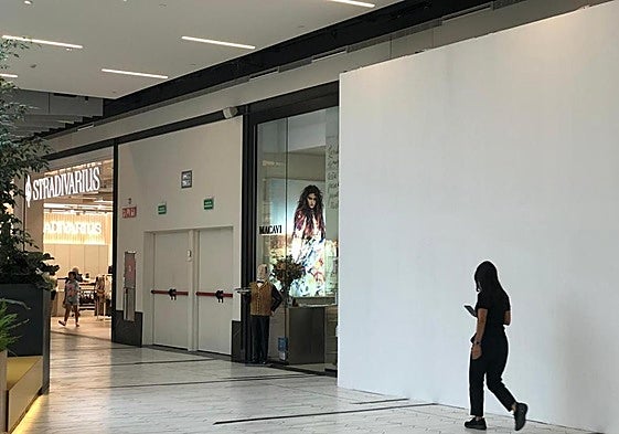 A la derecha de la imagen, el local cerrado que ocupó Zara Home en Valle Real y que se dividirá a partir de ahora en dos tiendas.