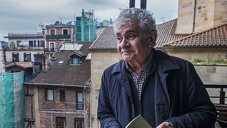«La mano que va creando el texto tiene una tremenda tendencia a mentir»